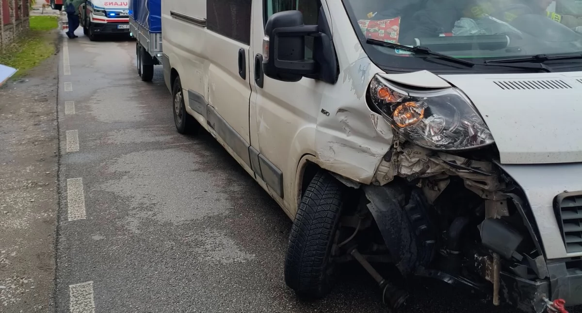 Zakroczym. Zderzenie samochodu osobowego z dostawczakiem w Janowie. Jedna osoba została zabrana do szpitala