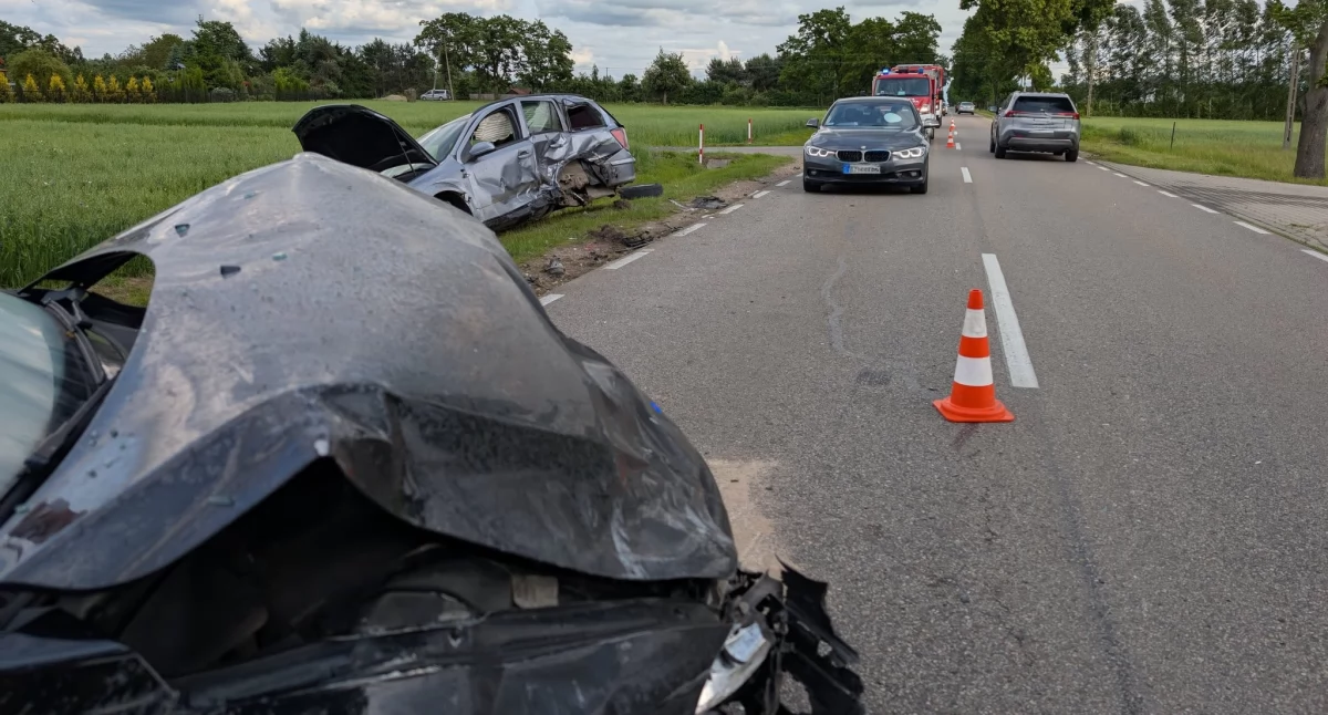 Nasielsk. Zderzenie Opla i Volvo w Mazewie Dworskim 