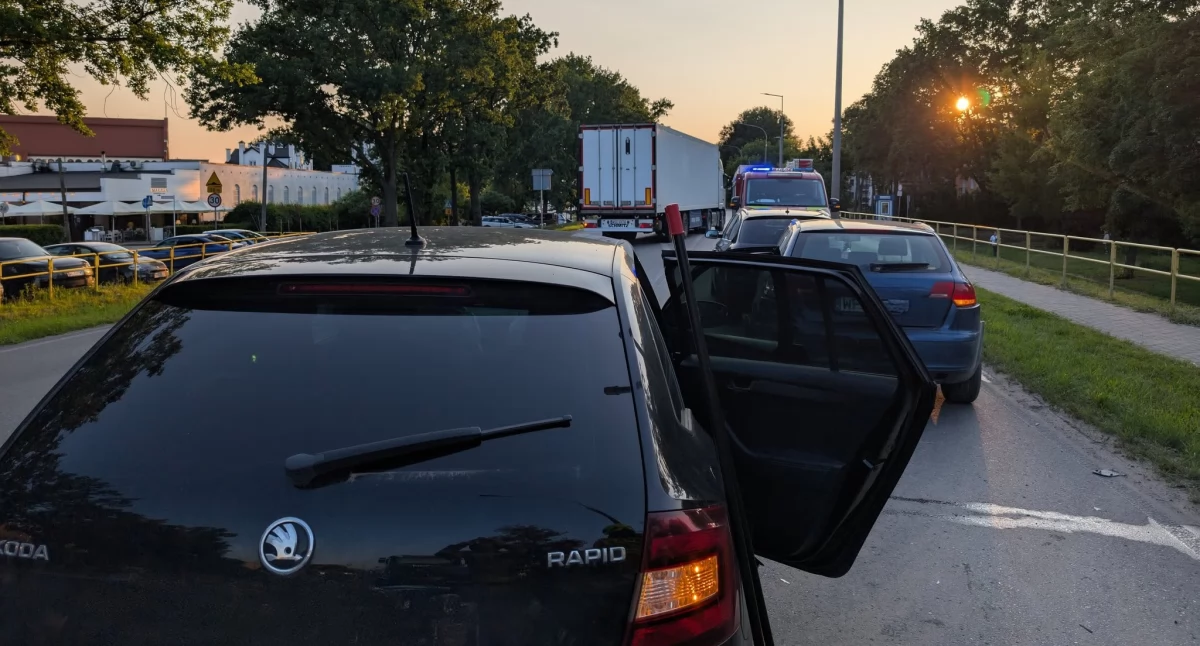 Nowy Dwór Mazowiecki. Zderzenie Skody i dwóch Audi na Wojska Polskiego (DW 630). Sprawca kolizji ukarany mandatem