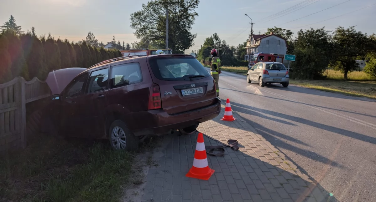 Leoncin. W Głusku nietrzeźwy kierujący zjechał do rowu i uderzył w ogrodzenie posesji. 61-latek został zatrzymany przez policjantów