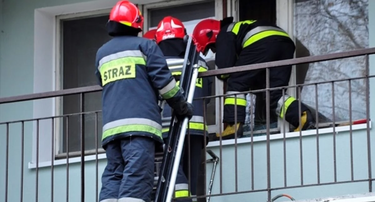 Nowy Dwór Mazowiecki. W domu przy Spokojnej kobieta potrzebowała pilnej pomocy medycznej. Strażacy weszli przez okno