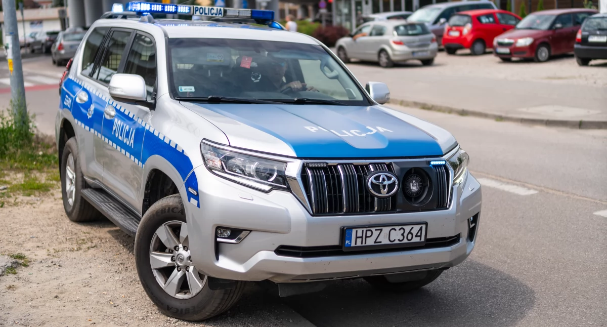 Pomiechówek. Dostawczy mercedes zablokował krajówkę w Kikołach. Strażacy przestawili auto na pobocze