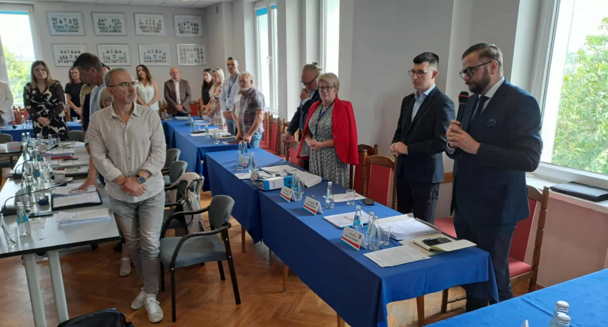Rada Miejska w Nowym Dworze Mazowieckim udzieliła Burmistrzowi Sosińskiemu wotum zaufania i absolutorium. Jednomyślne głosowania w sprawie budżetu (wideo)
