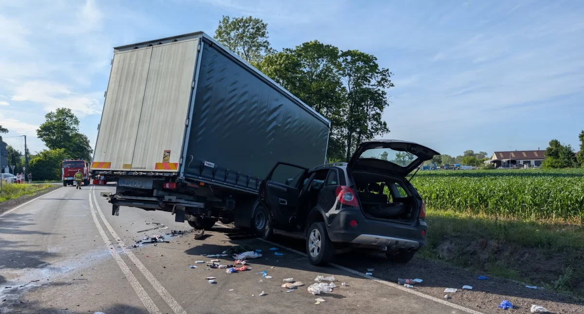 Nasielsk. Czołowe zderzenie dostawczego Iveco i osobowego Opla na DW 632 w Chrcynnie. Trzy osoby, w tym kobieta w ósmym miesiącu ciąży i trzyletnie dziecko trafiły do szpitala