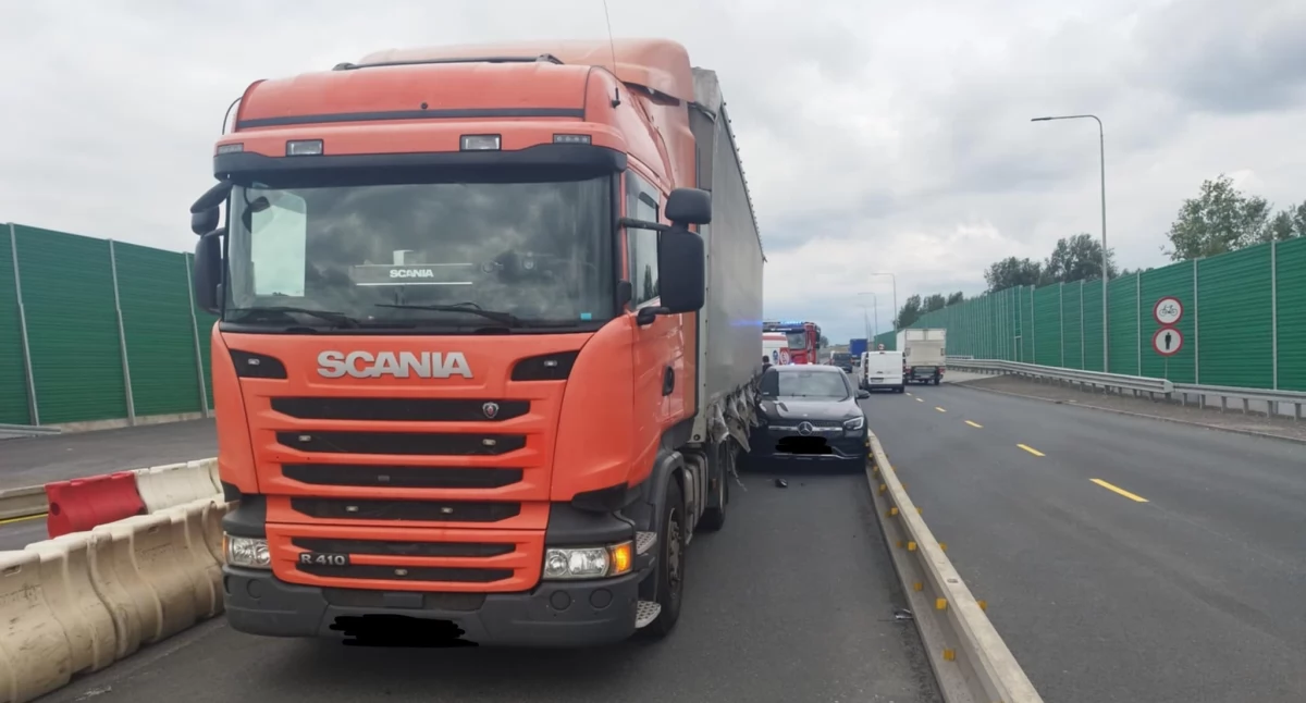 Zakroczym. Zderzenie osobowego Mercedesa i ciężarowej Scanii na trasie S7. Utrudnienia drogowe trwały ponad godzinę