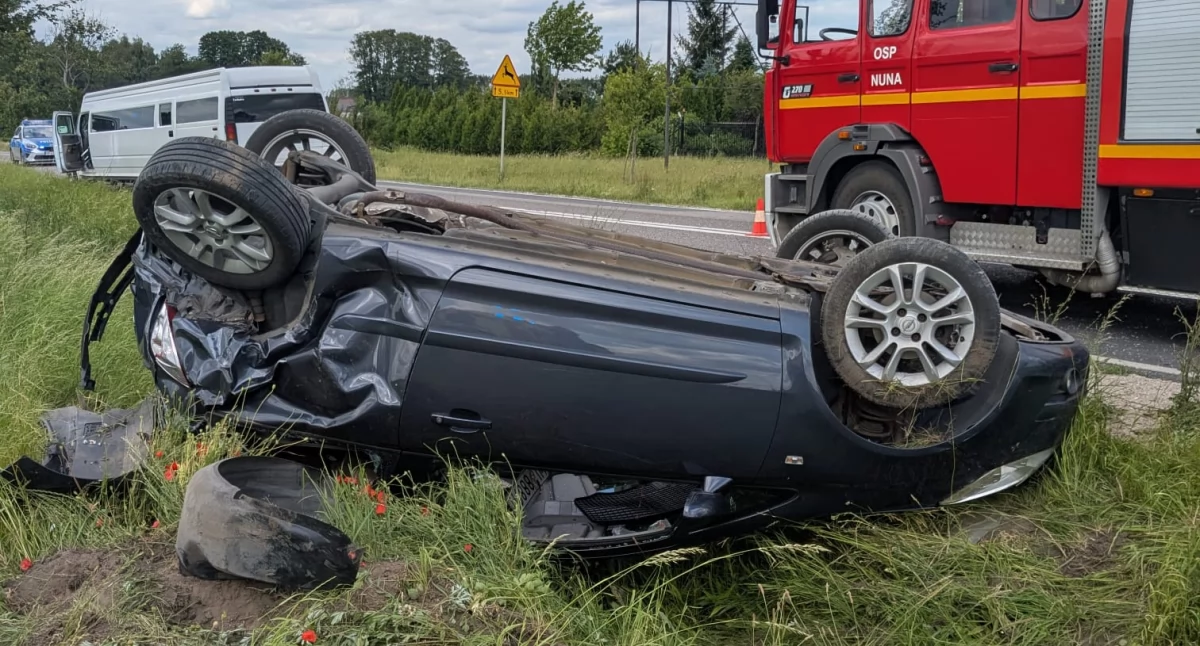 Nasielsk. Zderzenie Hummera i Opla na DW 632 w Lorcinie. Jedno z aut dachowało, a kierowca został przetransportowany do szpitala (aktualizacja)