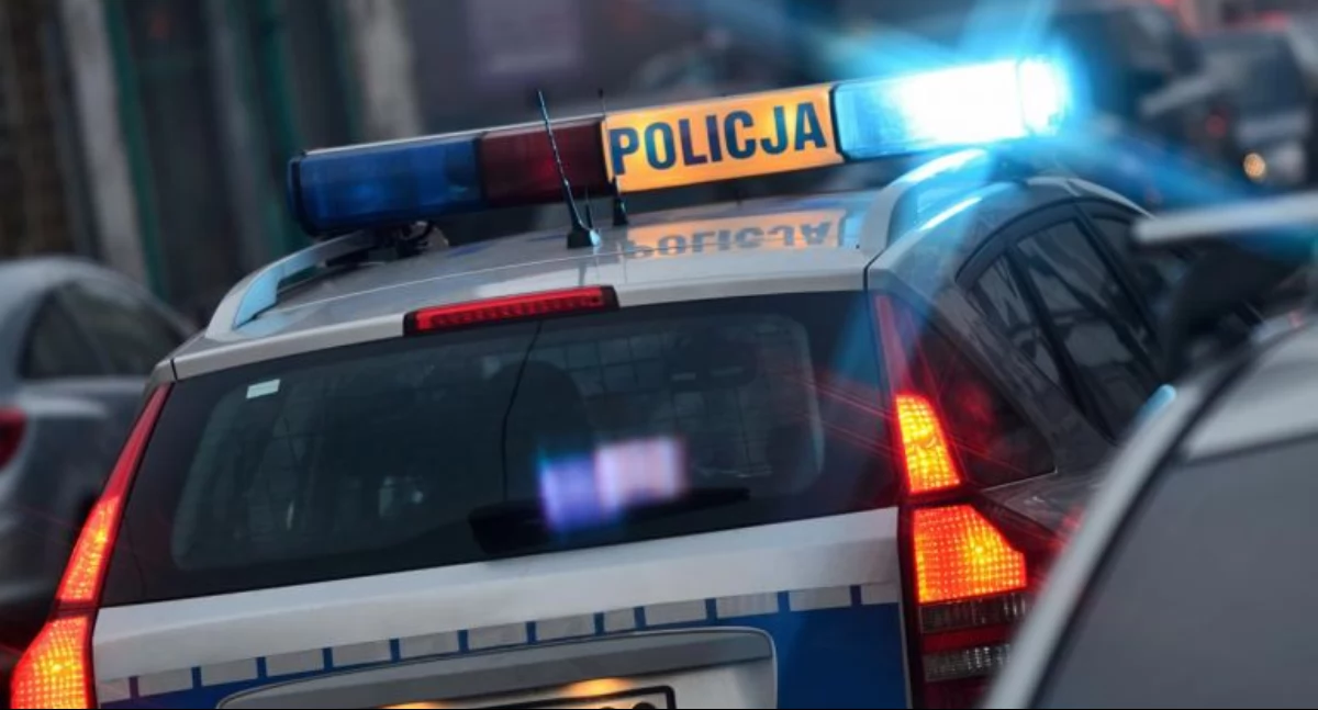 Nowy Dwór Mazowiecki. 37-latek na stoisku handlowym sprzedawał słodycze i nie tylko. Policjanci zabezpieczyli ponad 400 paczek nielegalnych papierosów