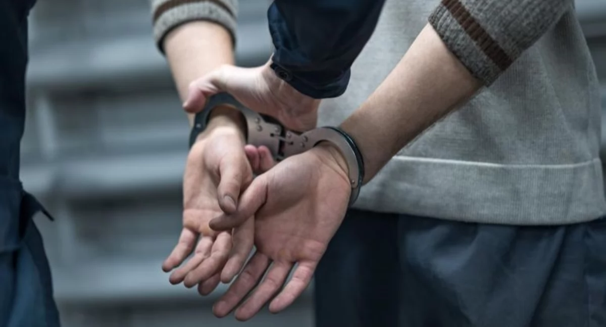 Nowy Dwór Mazowiecki. Poszukiwany 22-latek wpadł w ręce policjantów po tym jak dokonał kradzieży w jednym ze sklepów