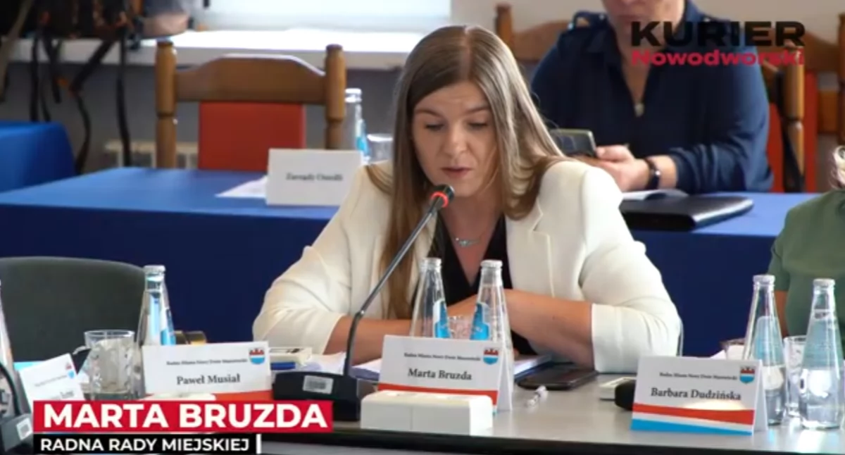 Nowy Dwór Mazowiecki: Placówki oświatowe po jednej stronie rzeki pękają w szwach, po drugiej – pustoszeją. Radni i władze miasta dyskutowali o szkołach i planach inwestycyjnych (wideo)