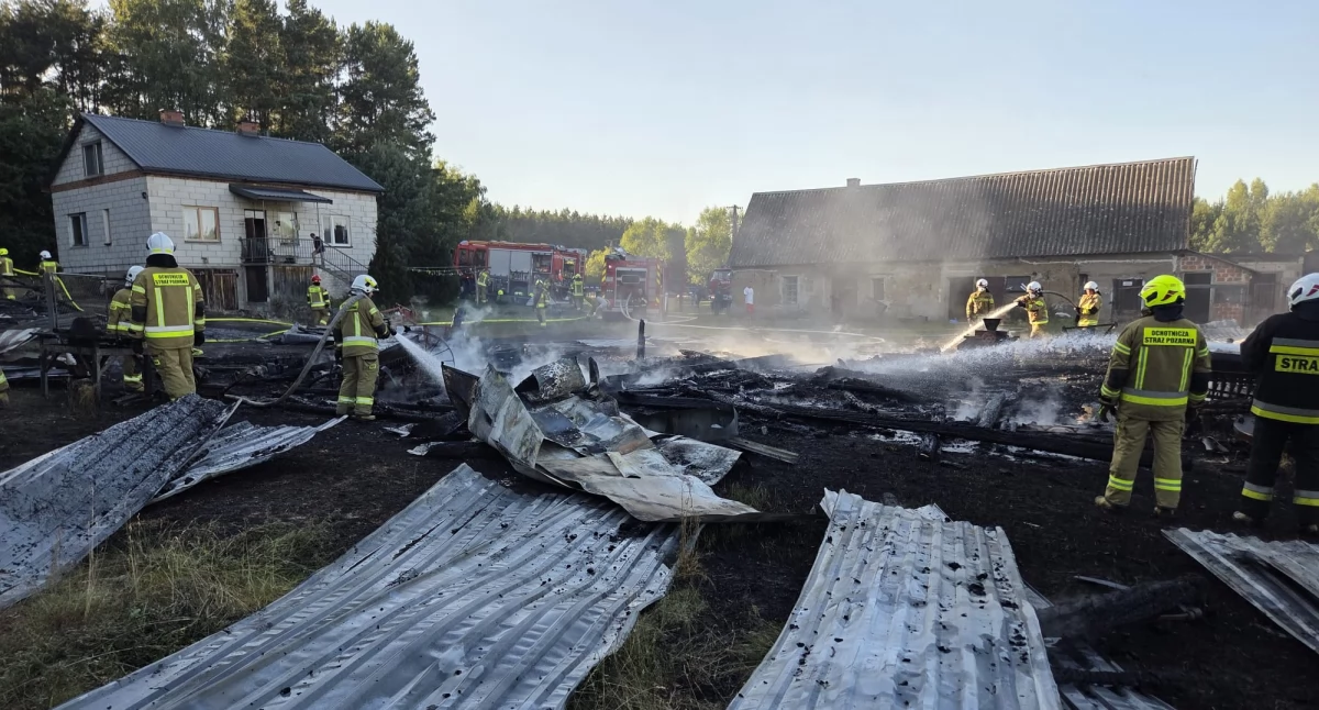 Nasielsk. Pożar stodoły w Cieksynie. Z ogniem walczyło 11 zastępów straży pożarnej