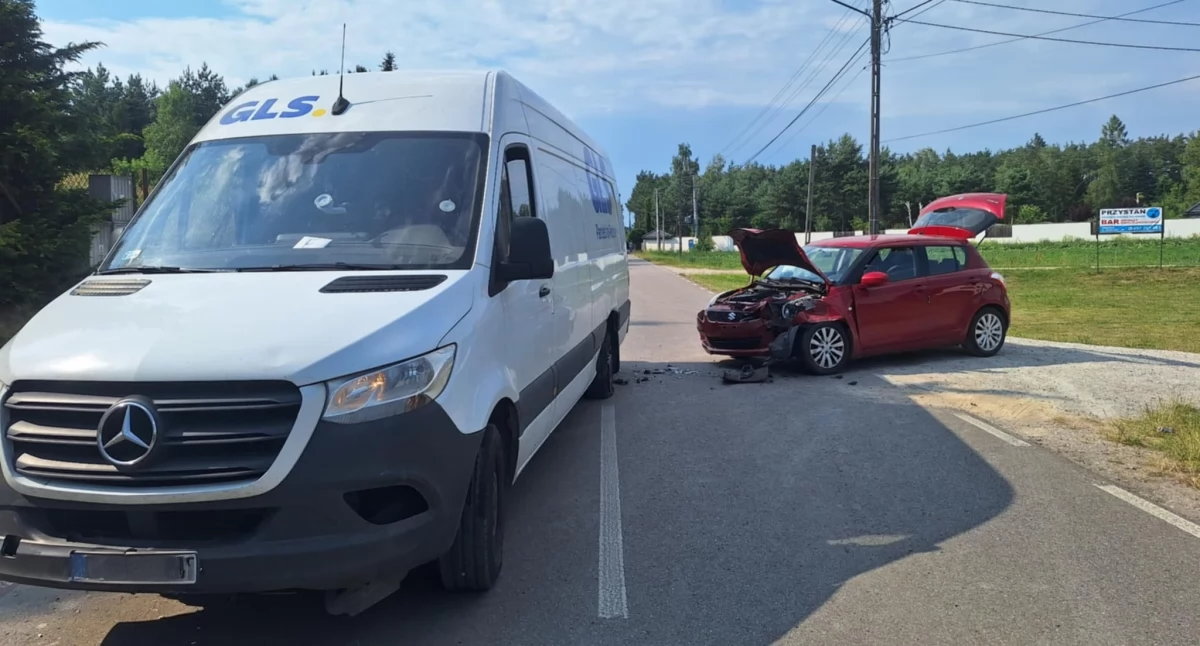 Pomiechówek. Zderzenie dostawczaka z autem osobowym w Śniadówku. Jedna osoba trafiła do szpitala