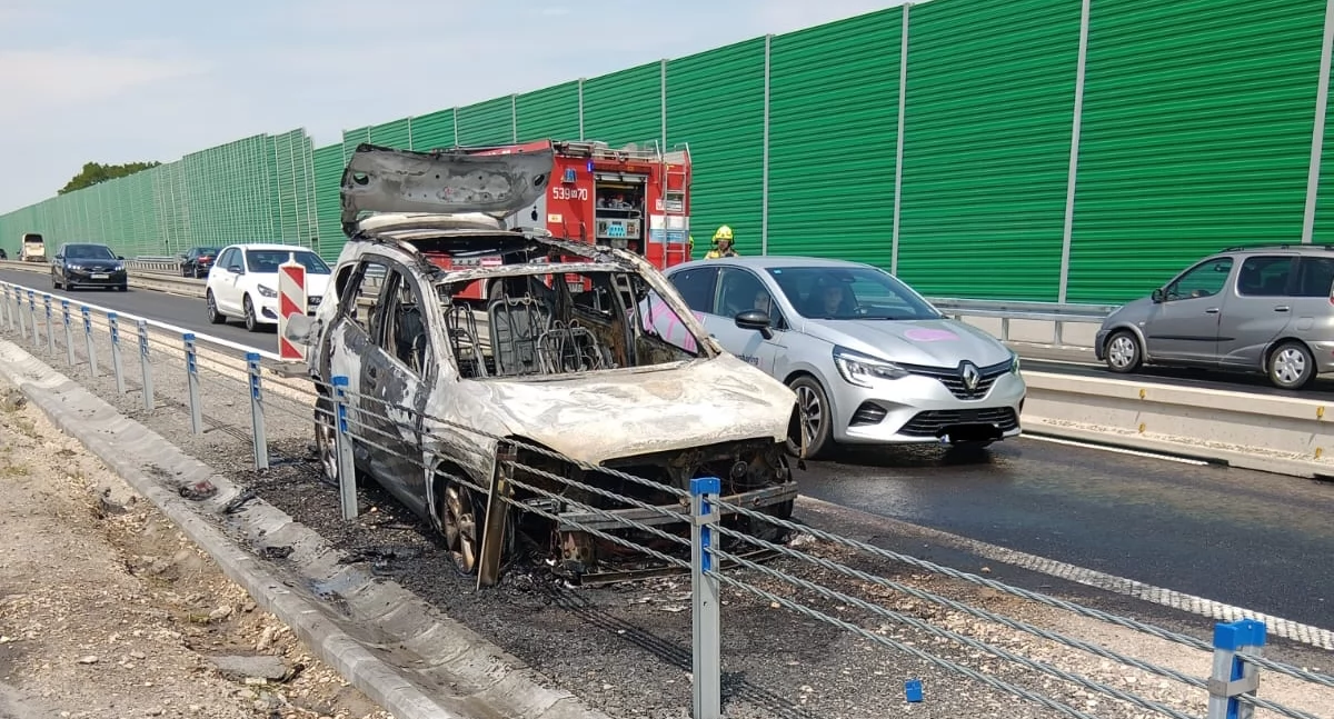 Czosnów. Pożar Nissana na trasie S7 w Dębinie. Pomimo interwencji strażaków pojazd spłonął doszczętnie