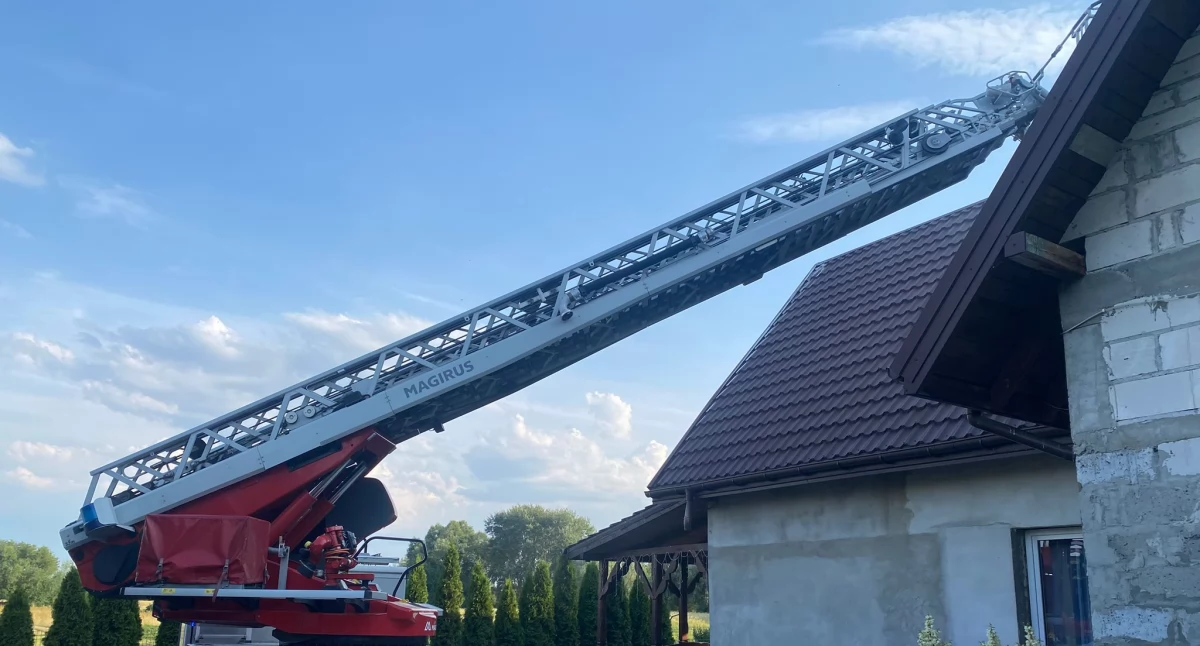 Leoncin. Pożar sadzy w przewodzie kominowym domu jednorodzinnego w Małej Wsi przy Drodze. Z ogniem walczyły trzy zastępy straży pożarnej