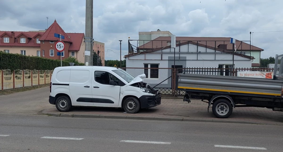 Nasielsk. Zderzenie trzech dostawczaków na Warszawskiej. Jedna osoba została opatrzona przez ratowników medycznych
