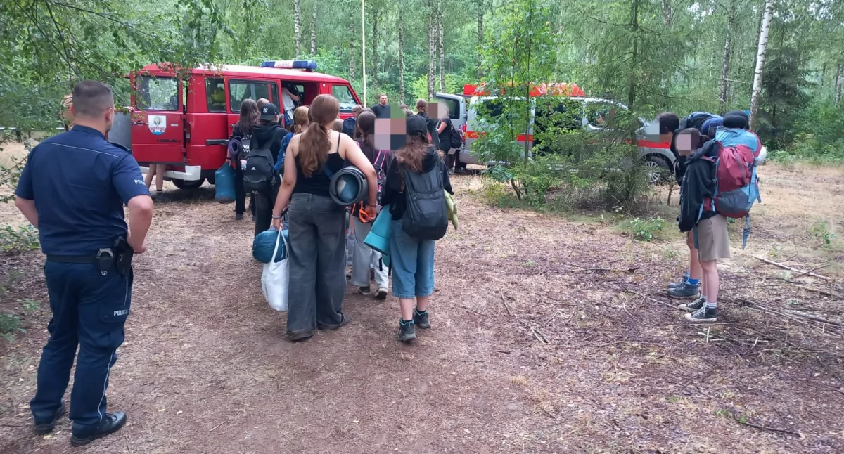 Pomiechówek. Ze względu na wydane alerty pogodowe strażacy i policjanci ewakuowali uczestników obozu harcerskiego