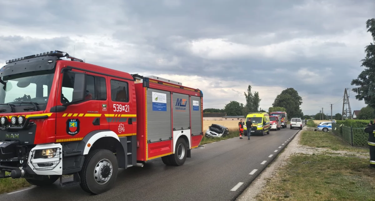 Nasielsk. Kolizja z udziałem auta osobowego i busa w Lubominie. Jeden z pojazdów zakończył jazdę w rowie, teraz sąd zdecyduje, który kierowca jest winny