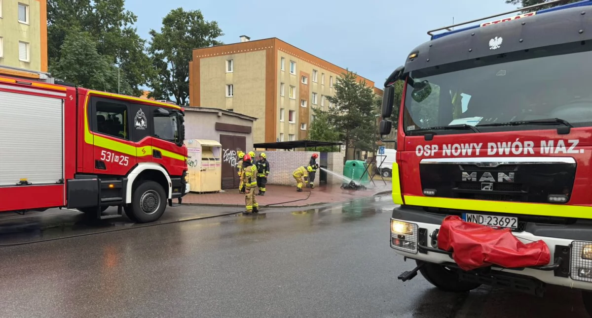 Nowy Dwór Mazowiecki. Pożar kontenera na odpady w altanie śmietnikowej. Świadkowie zdołali wyprowadzić palący się kontener z altany