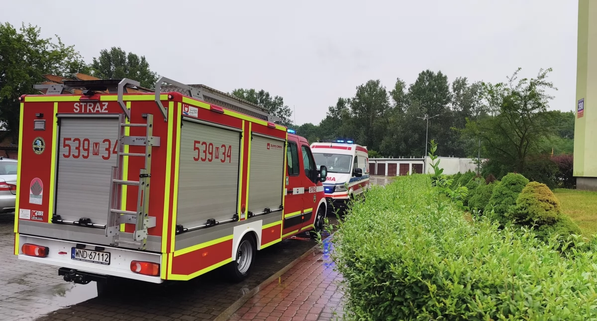 Nowy Dwór Mazowiecki. Służby ratownicze weszły po drabinie przez okno do mieszkania przy Ledóchowskiego. W lokalu znaleziono zwłoki mężczyzny
