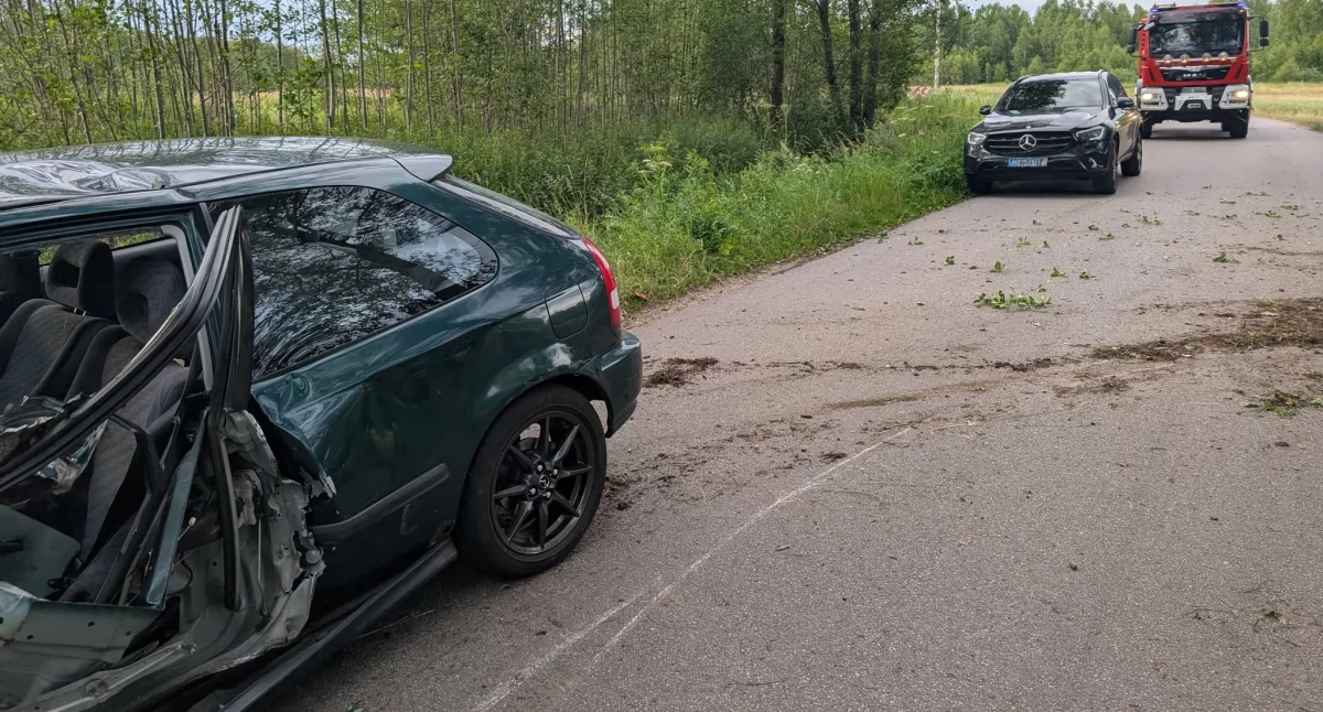 Czosnów. W Małocicach kierowca Hondy wypadł z drogi i uderzył w drzewo. 18-letni kierowca trafił do szpitala