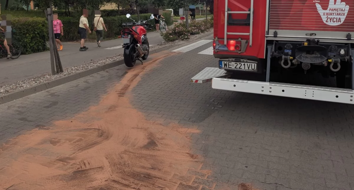 Nowy Dwór Mazowiecki: Upadek motocyklisty na ul. Wojska Polskiego – interwencja służb i transport do szpitala