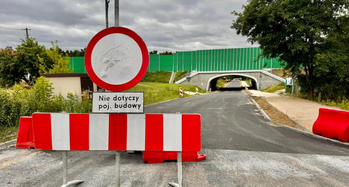 Przejazd pod wiaduktem w Dębinie ponownie otwarty. Od 15 lipca kierowcy znowu mogą korzystać z drogi powiatowej nr 2404W