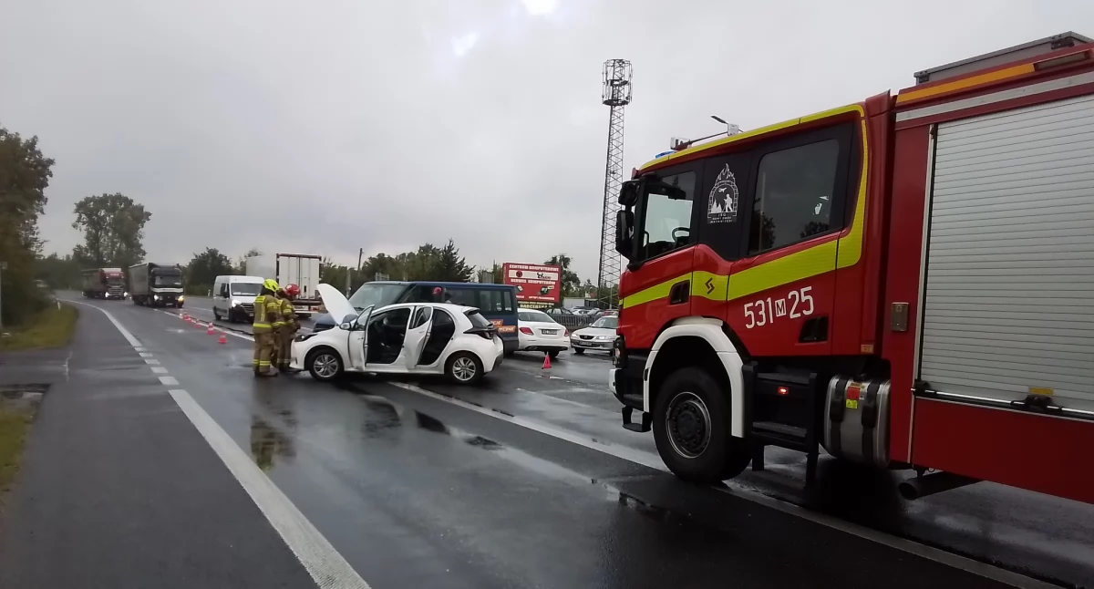 Poranny wypadek na DK85 w Nowym Dworze Mazowieckim. Zderzenie osobówki z busem sparaliżowało ruch