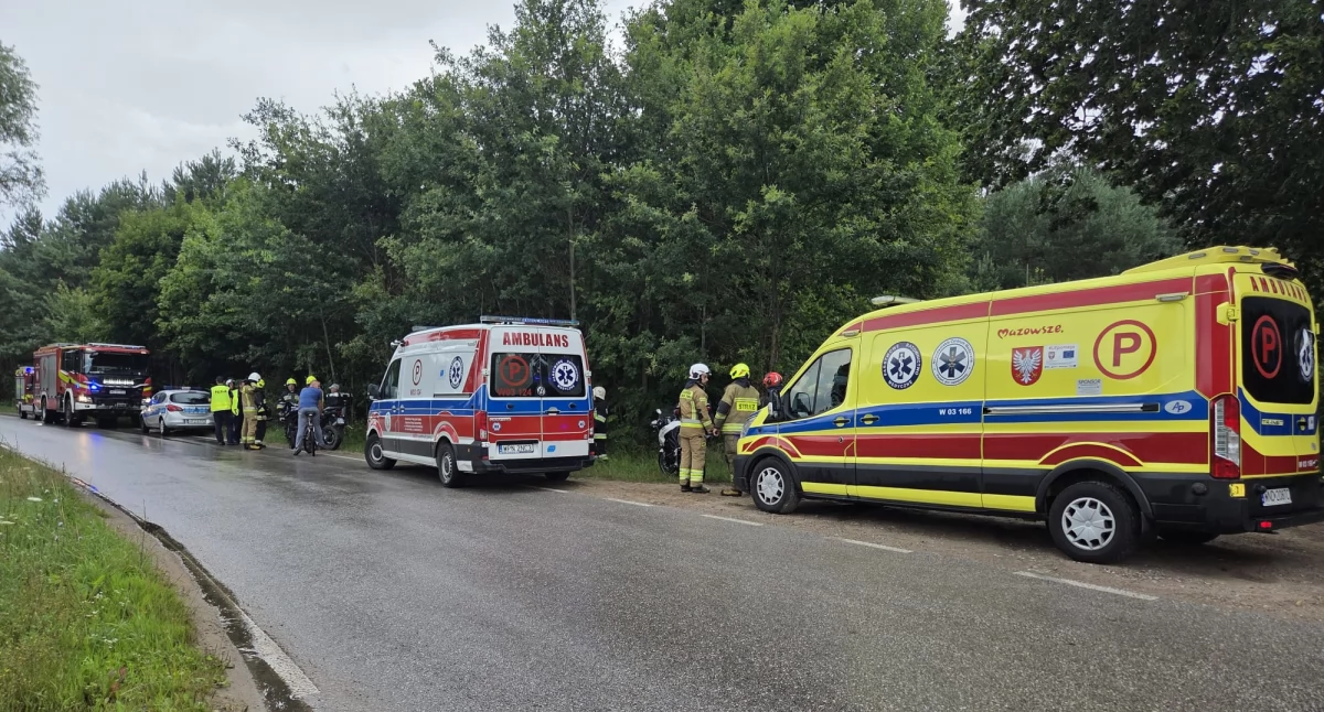 Nasielsk. W Borkowie kierowca motocykla zjechał z drogi do rowu i uderzył w drzewo. Dwie osoby, które podróżowały jednośladem trafiły do szpitala