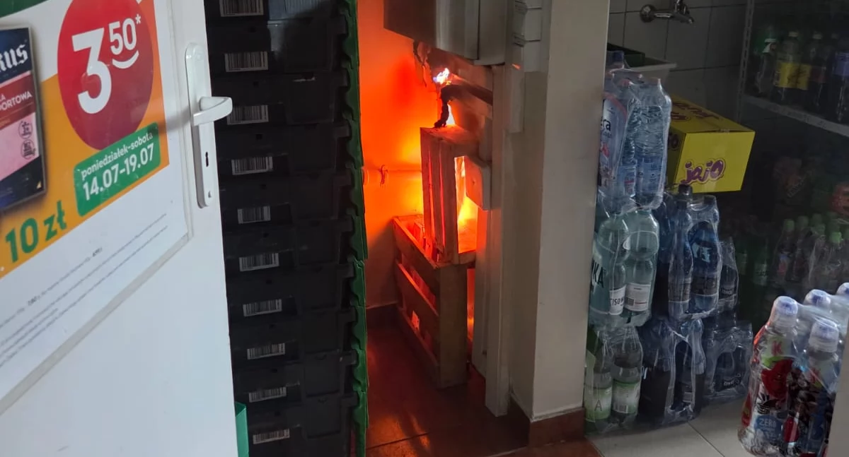 Nowy Dwór Mazowiecki. Pożar rozdzielnicy elektrycznej w sklepie przy Wojska Polskiego. Ogień ugasili strażacy