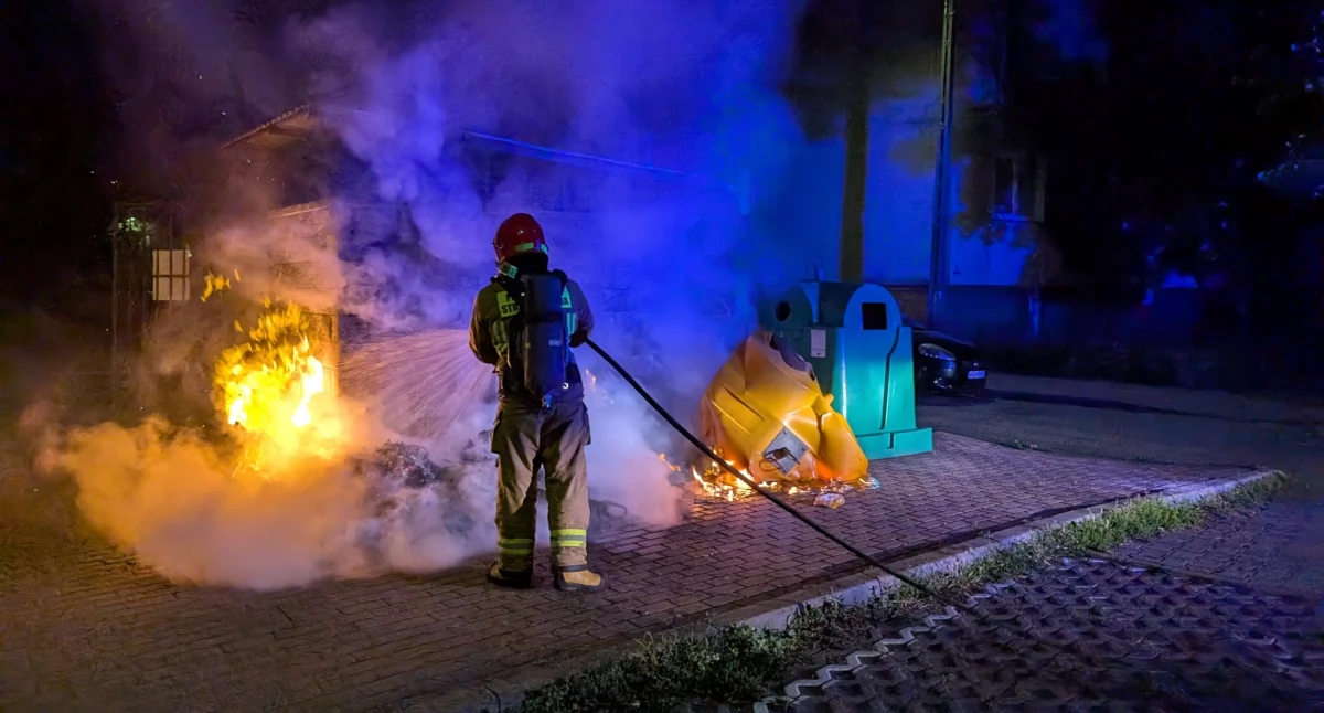 Nowy Dwór Mazowiecki. Podpalenia kontenerów na odpady przy Dębowej i Chemików. Interweniowała Straż Pożarna i Policja