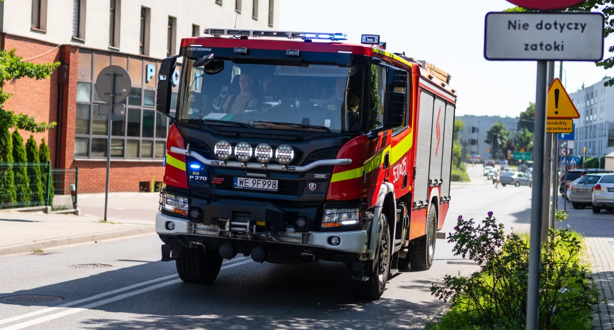 Leoncin: Iskry z linii energetycznych wznieciły pożar 300 m² trawy w miejscowości Ośniki 