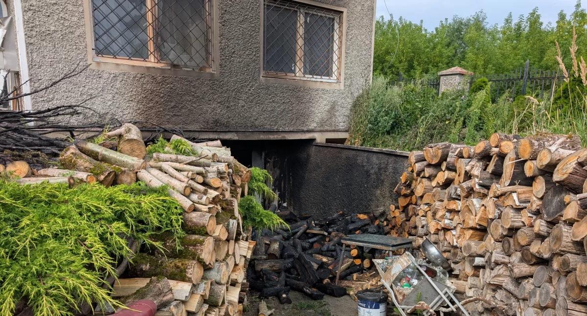Leoncin. Pożar domu w Nowej Małej Wsi. Z ogniem walczyły cztery zastępy straży pożarnej