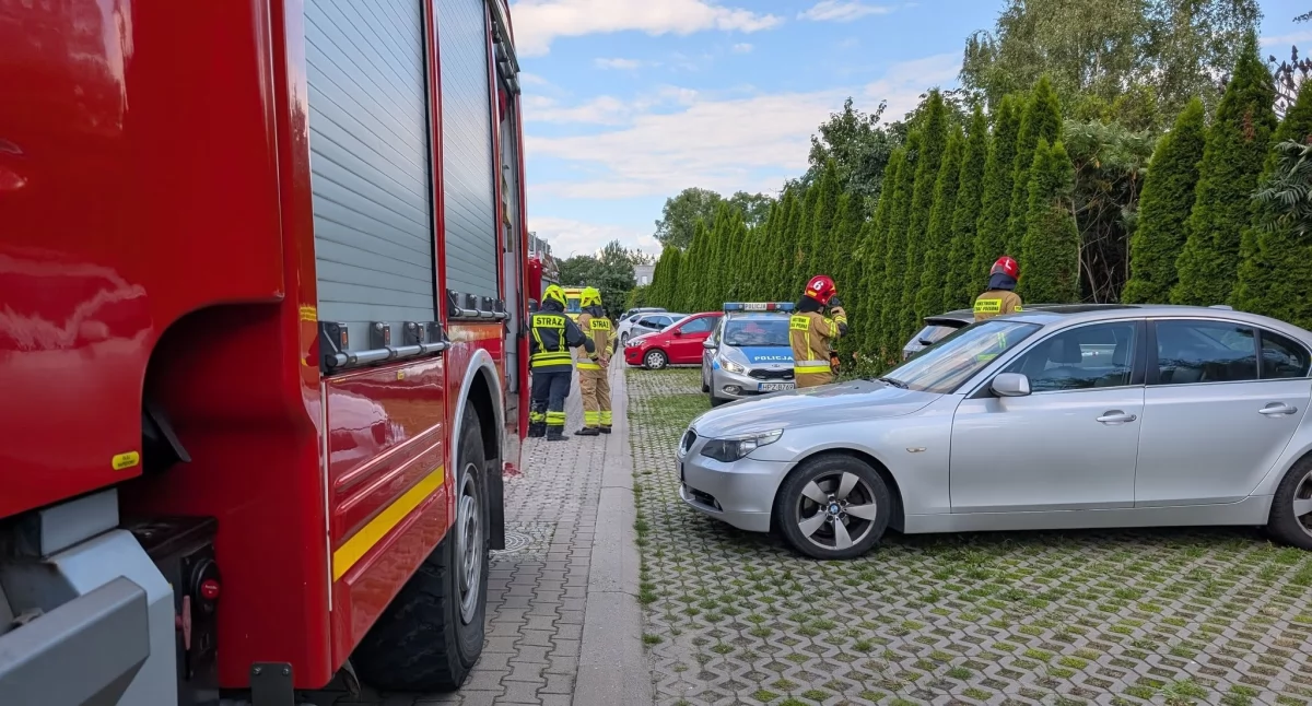 Nowy Dwór Mazowiecki. Przy ulicy Górskiej kierowca Volvo zasłabł za kierownicą i uderzył w ogrodzenie posesji. 64-latek trafił do szpitala