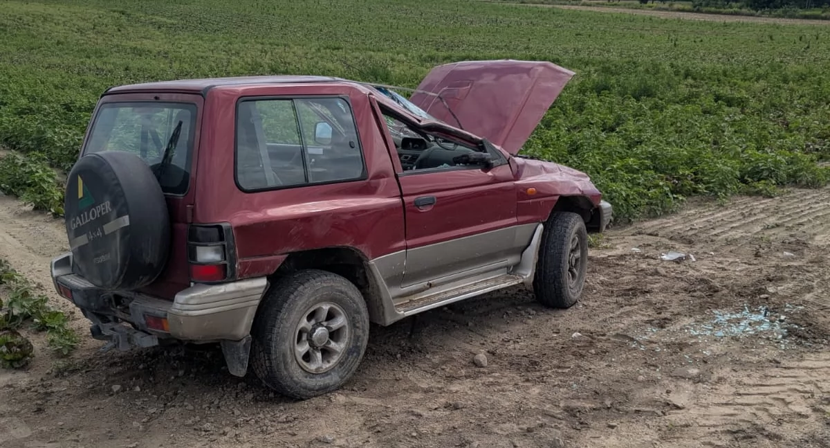 Zakroczym. W Zarębach doszło do dachowania osobowego Mitsubishi. Dwie osoby trafiły do szpitala