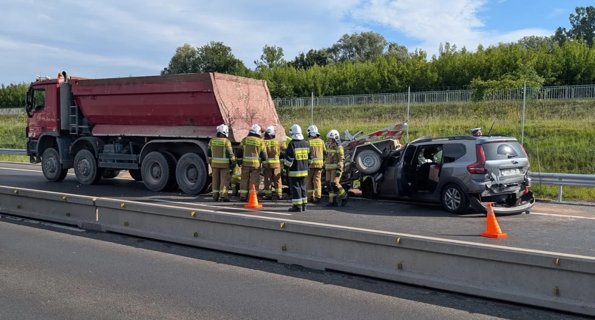 Czosnów. Na trasie S7 w Kazuniu Nowym kierowca Dacii uderzył w przyczepę sygnalizującą prace drogowe. Jedna osoba trafiła do szpitala
