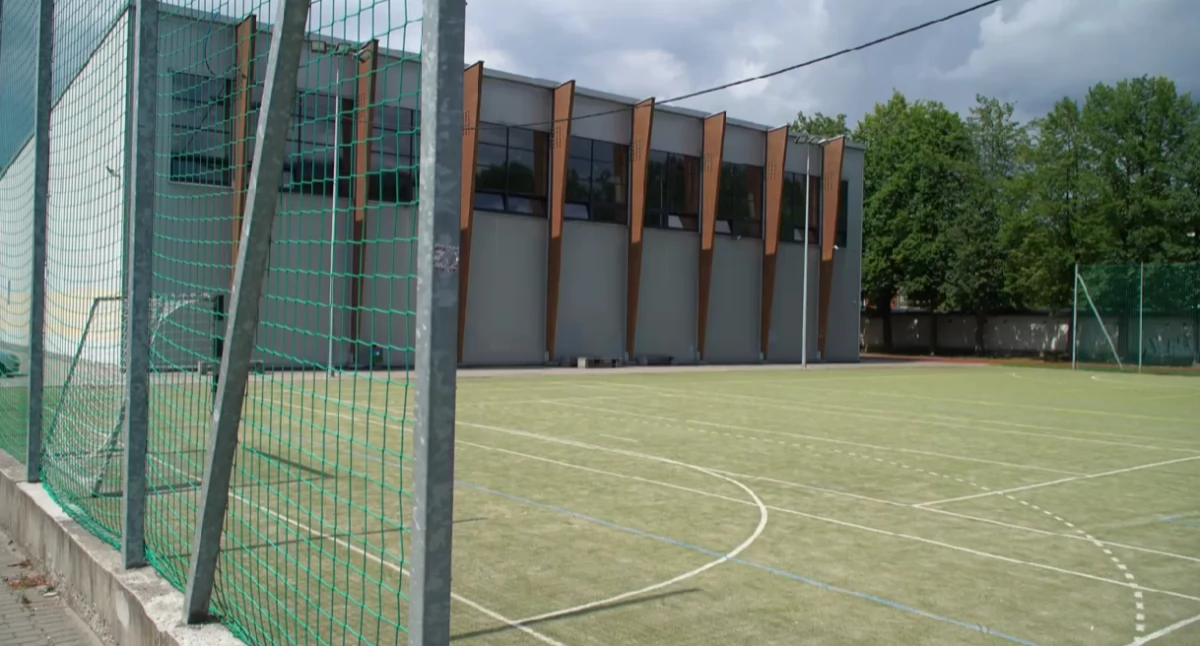Pomiechówek: Modernizacja boiska przy szkole podstawowej jeszcze tej jesieni? O infrastrukturze sportowej mówi Wójt Bielecki (wideo)