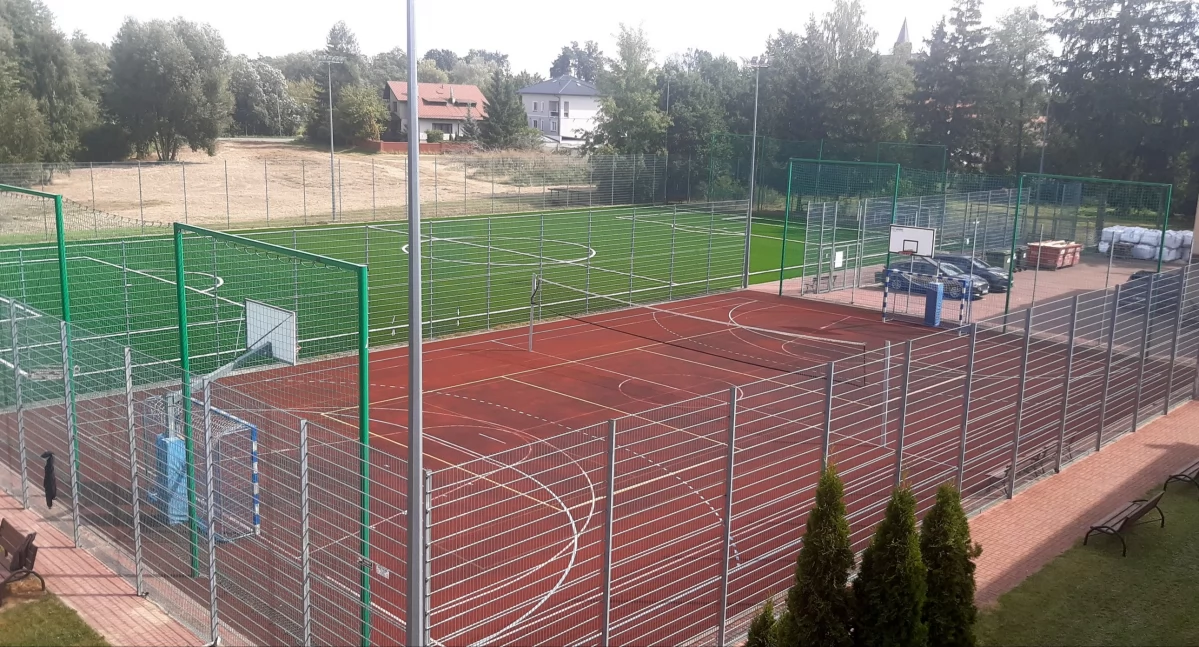 Leoncin: „Orlik 2012” po modernizacji. Nowa nawierzchnia, trybuny i plac sprawnościowy