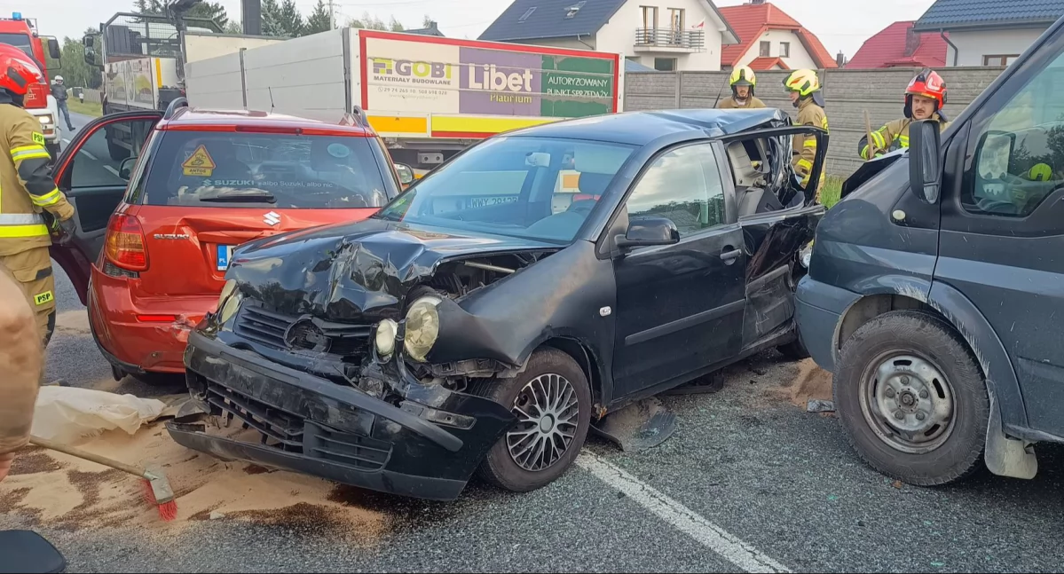 Nowy Dwór Mazowiecki. Zderzenie dwóch aut osobowych, busa i pojazdu ciężarowego na drodze krajowej nr 62