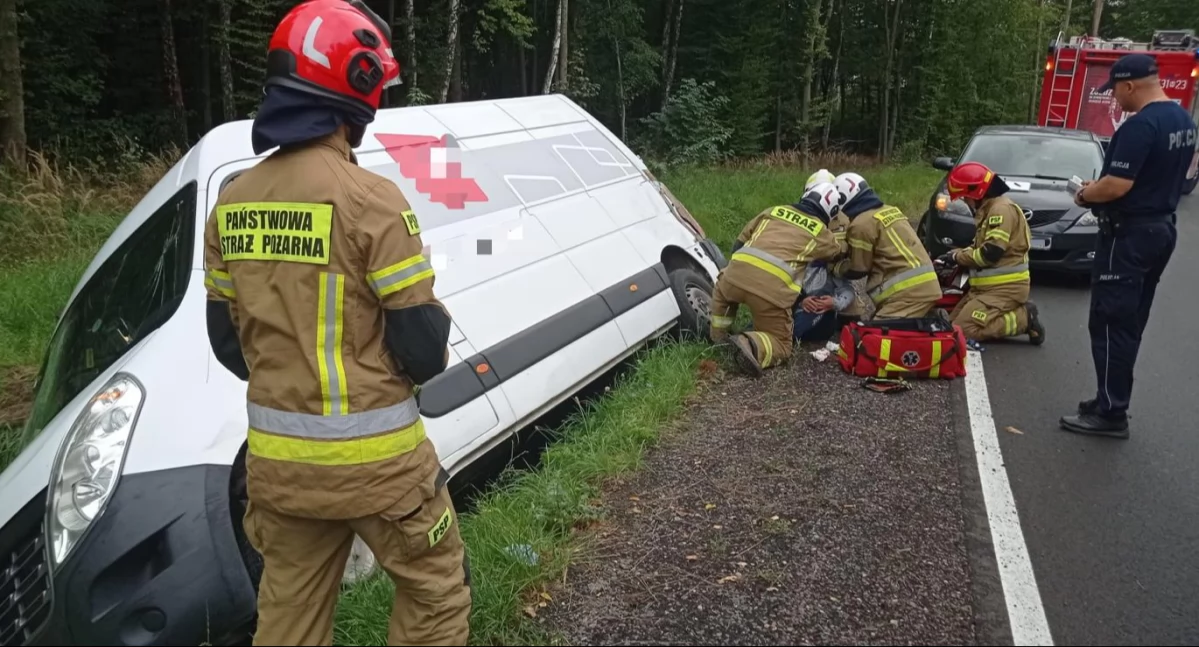 Zakroczym. Kierowca busa zjechał z jezdni i wpadł do rowu. 38-latek trafił do szpitala