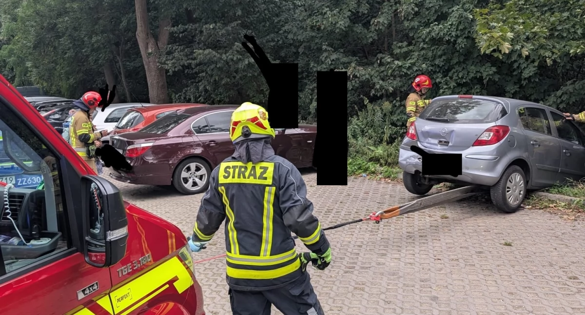 Nowy Dwór Mazowiecki. Zderzenie dwóch aut na Obwodowej. W wyniku kolizji jedno z aut wpadło do rowu