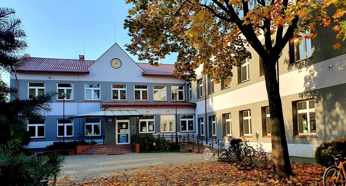 Czosnów. Plac zabaw przy Szkole Podstawowej w Łomnie zostanie przebudowy i zyska siłownię plenerową. Poszukiwany jest wykonawca zaplanowanych prac
