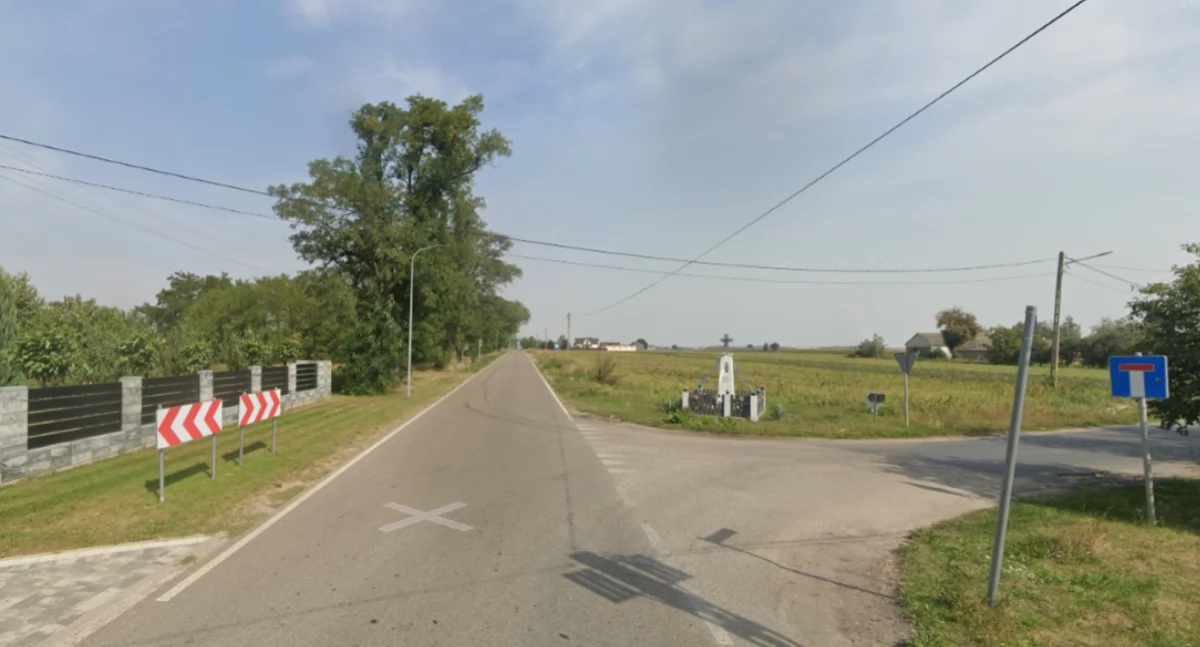 Mieszkańcy Trębek Nowych proszą starostę Biernacką o budowę chodnika wzdłuż drogi powiatowej przebiegającej przez tę wieś. Coraz większy ruch. - Tu chodzi o bezpieczeństwo pieszych – podnoszą