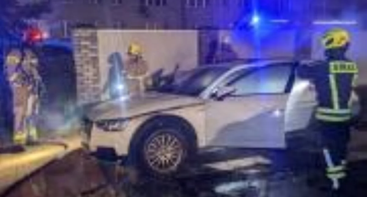 Nowy Dwór Mazowiecki. Pożar Audi przy ulicy Bohaterów Modlina. Interweniowała straż pożarna i policja