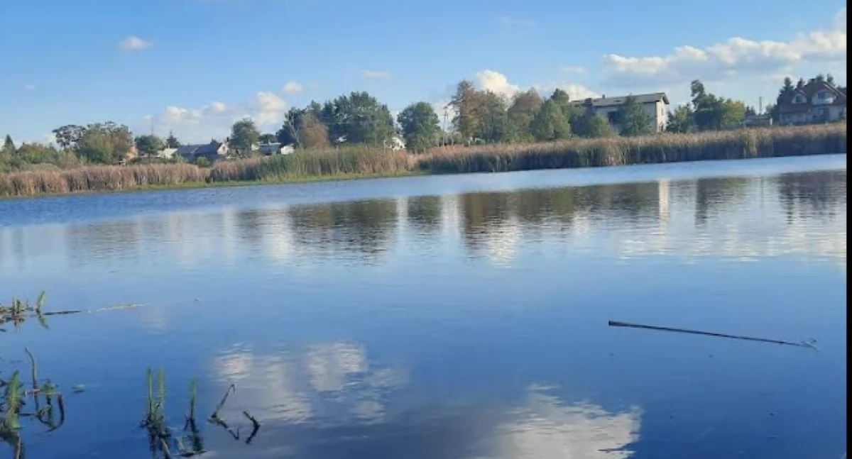 Nowy Dwór Mazowiecki. Nad Jeziorem Okońskim powstaną farma fotowoltaiczna i magazyny energii? Urzędnicy ustalają warunki zabudowy dla tej inwestycji