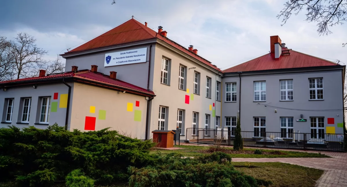 Czosnów. Wybrano firmę, która zbuduje boisko wielofunkcyjne przy Szkole Podstawowej w Cząstkowie Mazowieckim. Inwestycja będzie kosztować ponad 360 tys. zł