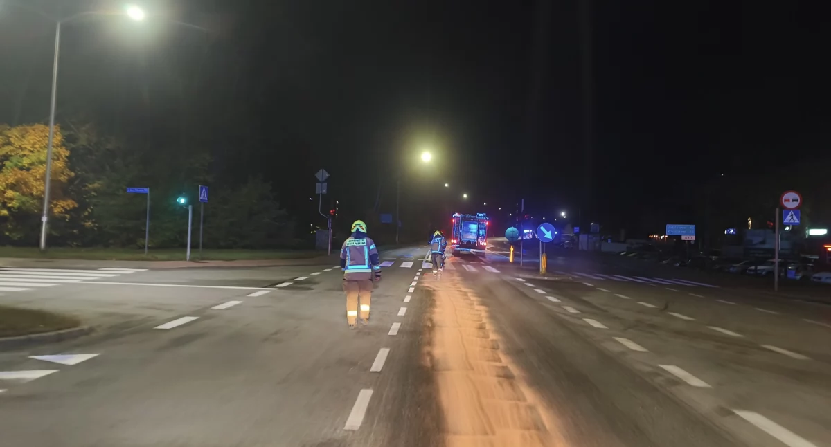 5-kilometrowa plama oleju na obwodnicy Nowego Dworu Mazowieckiego. Strażacy zużyli ponad 400 kg sorbentu!