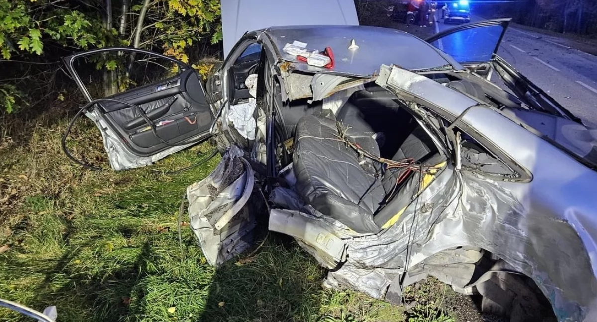 Leoncin. Czołowe zderzenie audi i bmw w Starych Grochalach. Wypadek spowodował 44-letni pijany kierowca audi, którego śmigłowiec LPR przetransportował do szpitala
