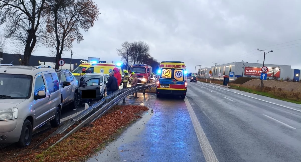 Czosnów. Zderzenie czterech aut na trasie S7 w miejscowości Łomna-Las. Jedna osoba trafiła do szpitala, dwoje kierujących ukaranych mandatami