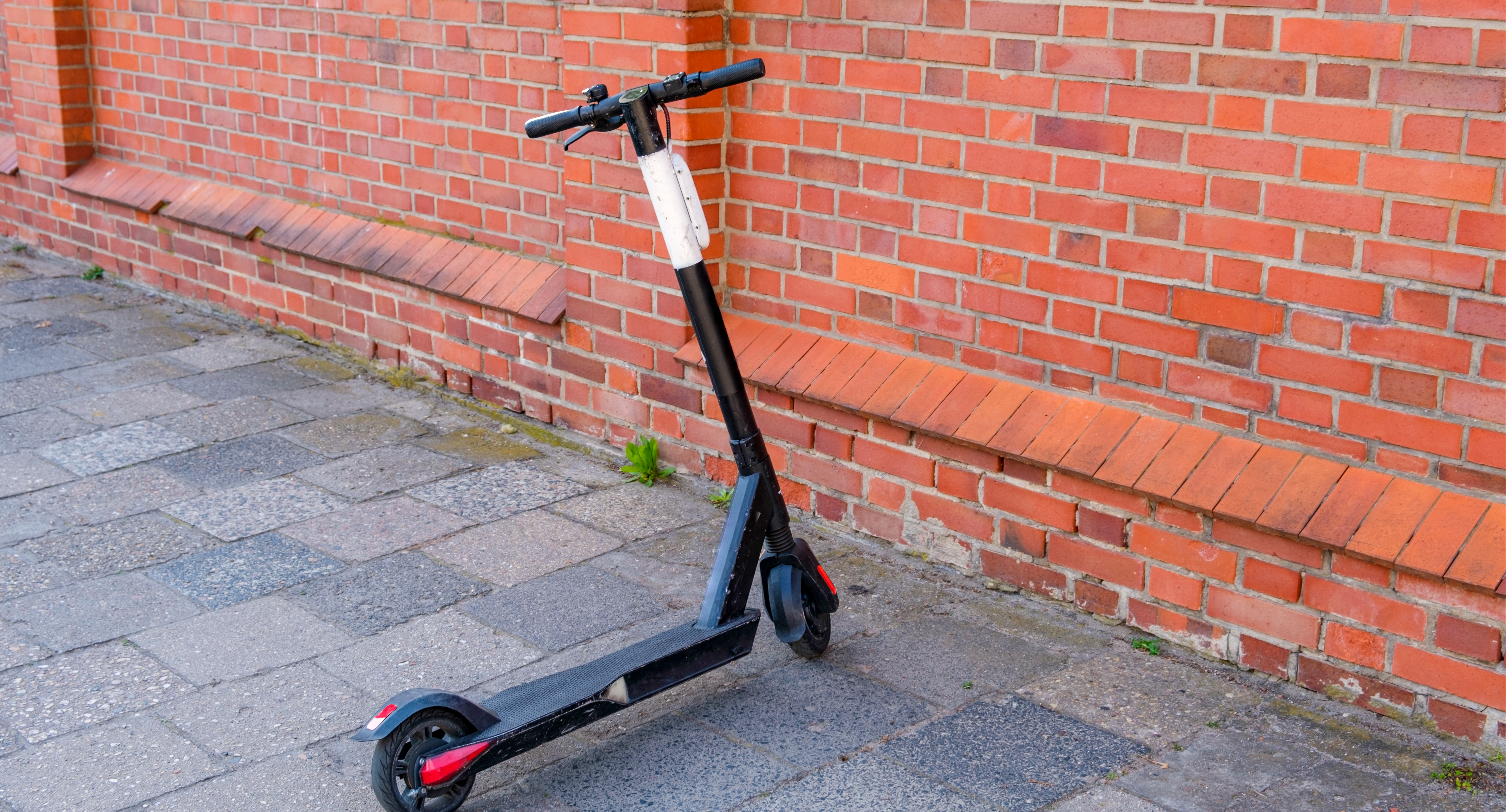 Pijany 18-latek jechał hulajnogą elektryczną. 2500 złotych mandatu 
