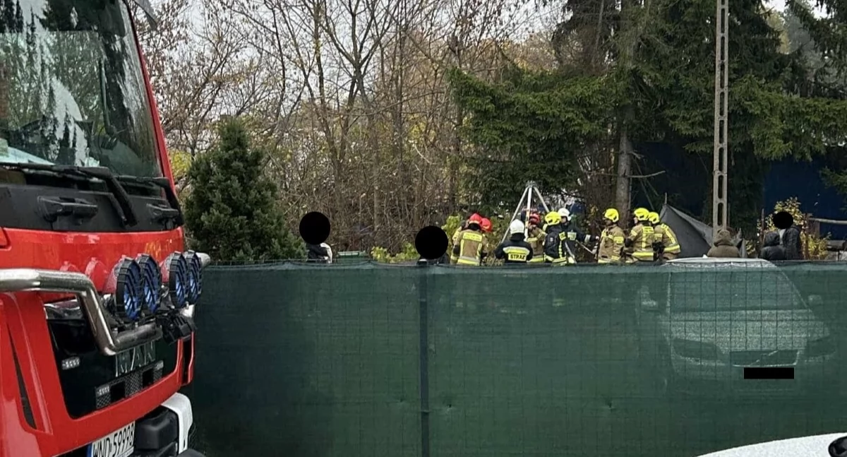 Pomiechówek. Kot wpadł do 12-metrowej studni. Zwierzęciu z pomocą przyszli strażacy