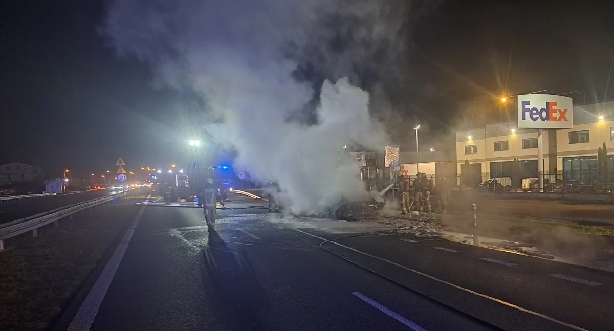 Pożar samochodu na trasie S7 w miejscowości Sadowa. Interweniowali strażacy z terenu powiatu nowodworskiego i warszawskiego zachodniego